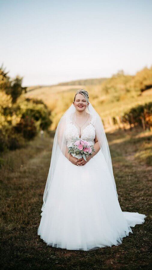 Realbride mit Brautkleid Plussize Gr. 52