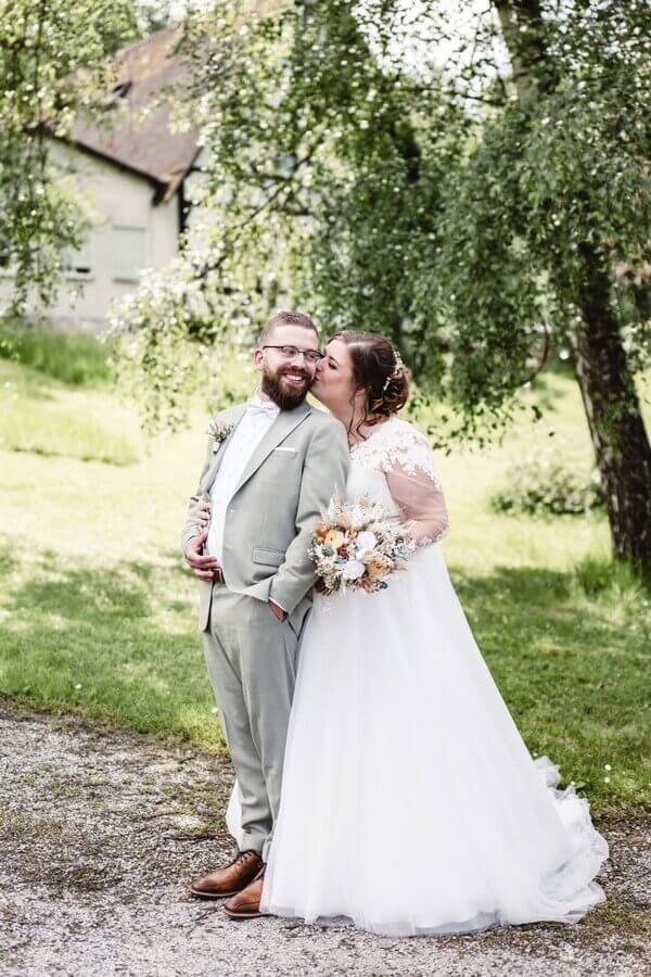 Reaal Brautpaar. Braut mit Brautkleid Gr. 56