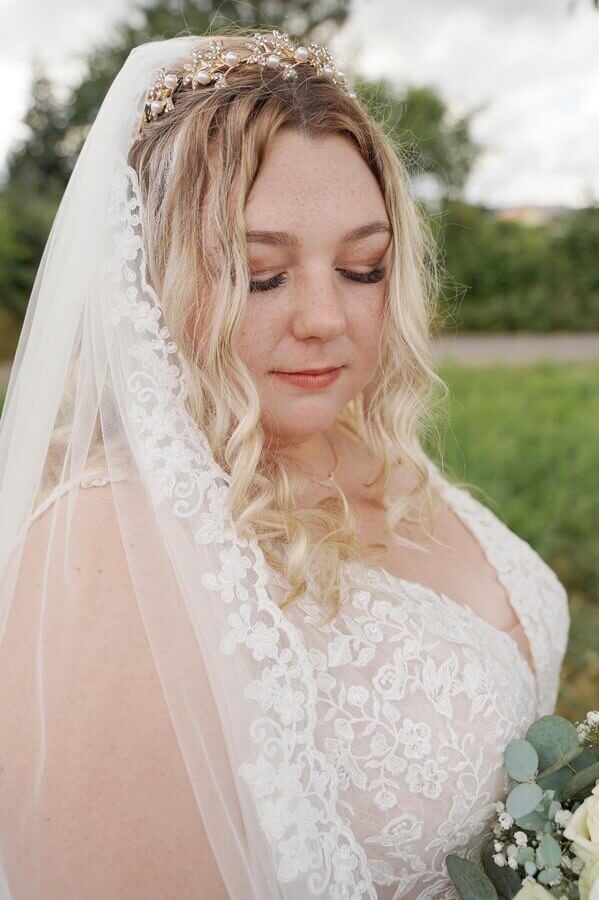 Curvybraut mit Schleier