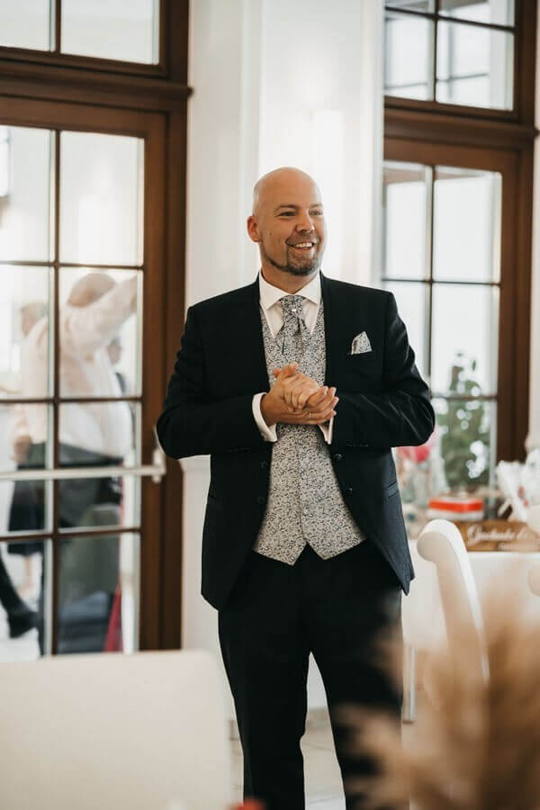 Bräutigam in Anzug mit Gehrock und Stehkragen