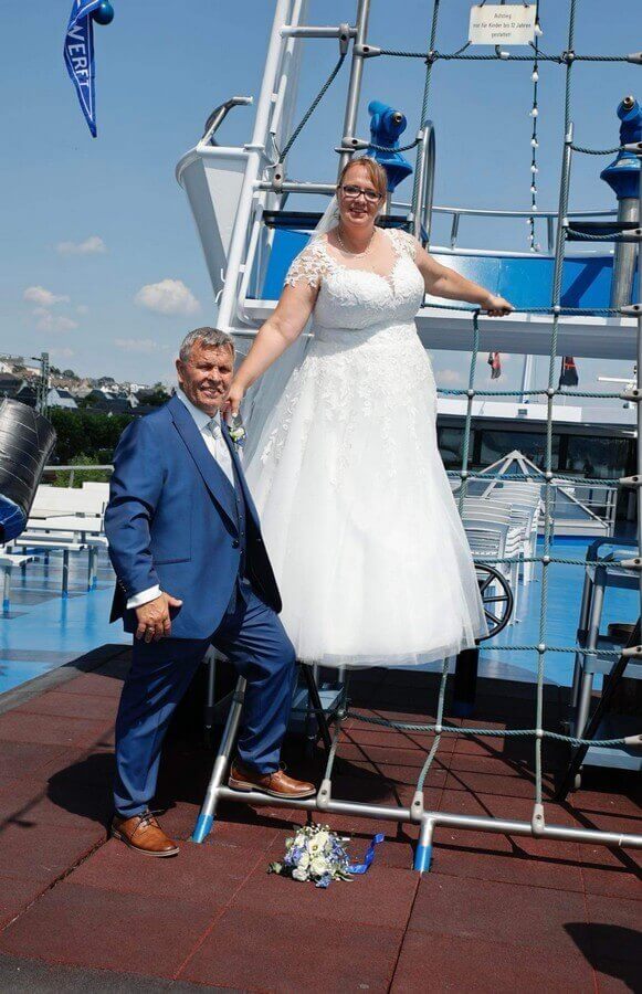 REalbride curvy Gr. 54 mit Bräutigam in blauem Anzug