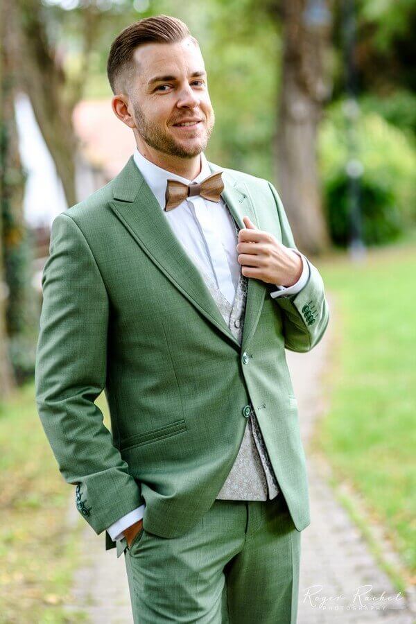 Herren 36 Stilvolle Herrenmode bei Bianca Brautmoden entdecken. Anzug Bräutigam apfelgrün mit Holzfliege