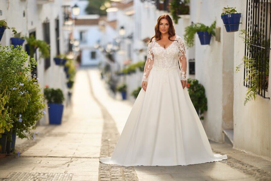 Curvybrautkleid mit Satinrock