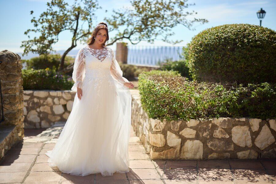 1 Curvybrautkleid mit langen Ärmeln