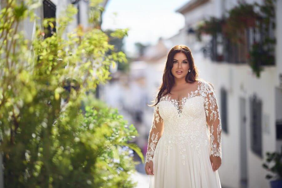 Schlichtes Curvybrautkleid mit langen Ärmeln