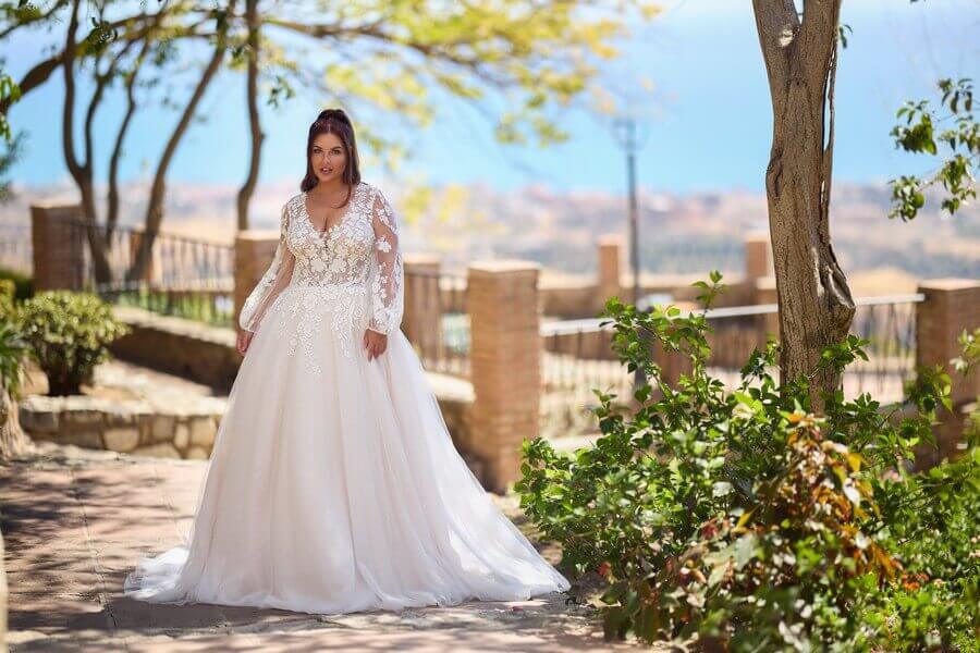 Curvybrautkleid mit langen Ärmeln