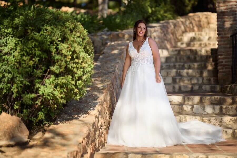 Curvybrautkleid mit Schlitz 2026