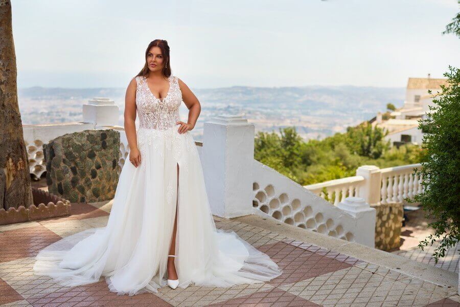 Curvybrautkleid mit Schlitz 2026