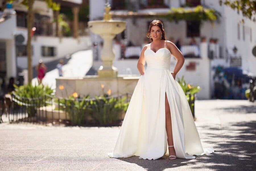 Curvybrautkleid mit Schlitz