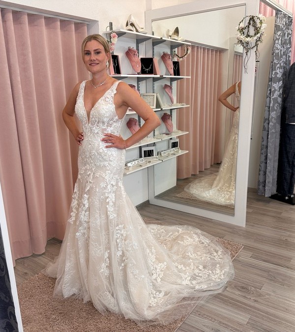 Brautkleid schmal mit Spitze