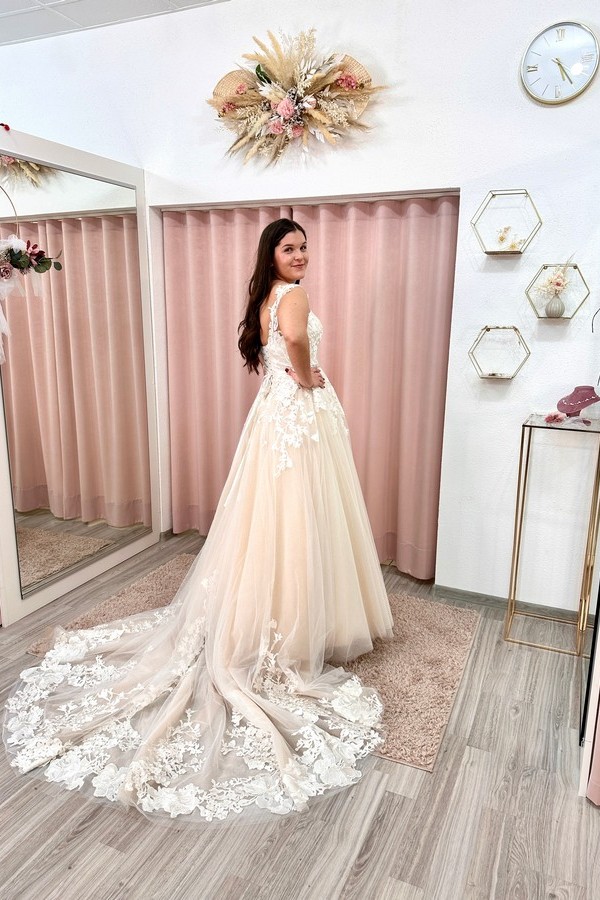 Brautkleid Lilly mit viel Spitze