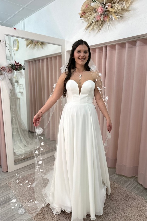 Cleanes Brautkleid ohne Träger von Bianco Evento