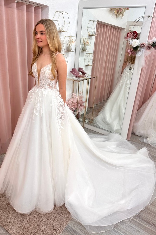 Brautkleid Anprobe mit Brautkleid mit Spitze und Schleppe