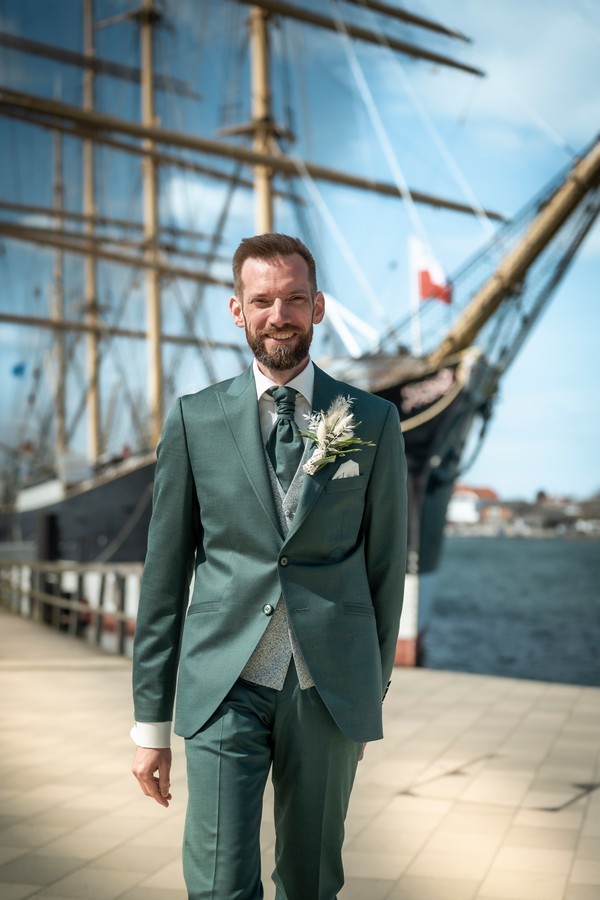 Bräutigam mit grünem Anzug und Weste