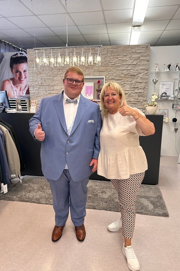 Bräutigam mit kleiner Körpergröße und kräftiger Figur trägt blauen Hochzeitsanzug mit Weste – festliche Herrenmode in Plus Size bei Biancas Brautmoden