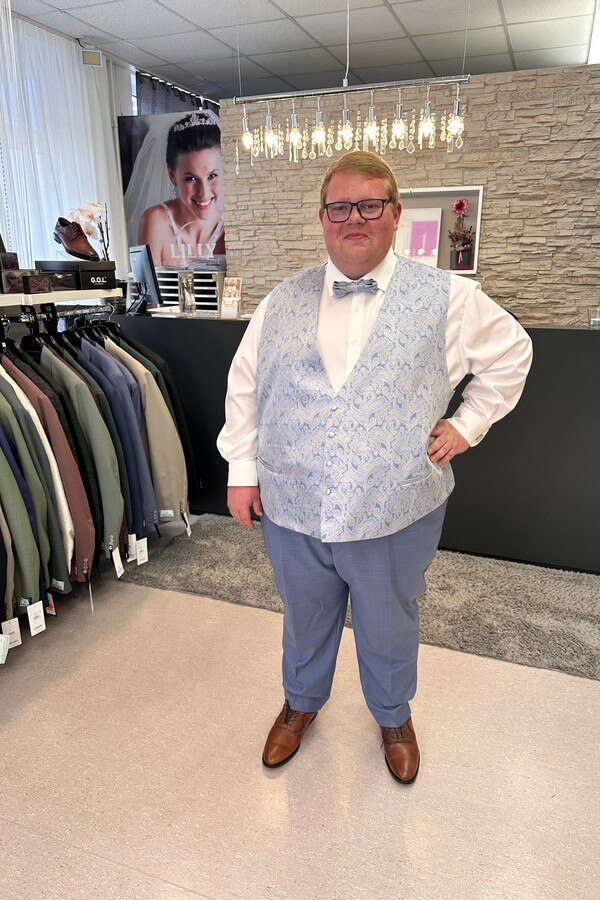 Bräutigam mit kleiner Körpergröße und kräftiger Figur trägt blauen Hochzeitsanzug mit Weste – festliche Herrenmode in Plus Size bei Biancas Brautmoden
