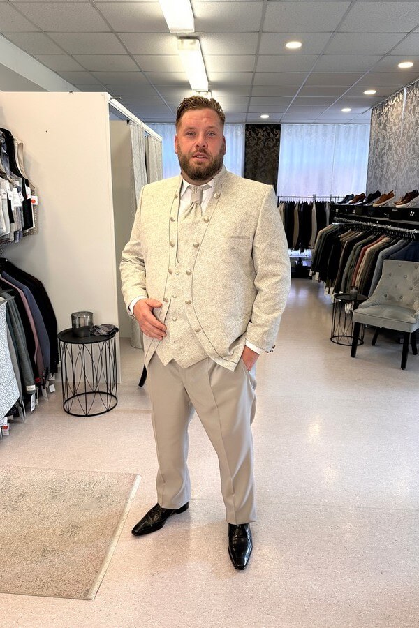 Extravaganter Hochzeitsanzug mit Stehragen in beige. Der Anzug hat eine Übergröße Gr. 70. Perfekt für den kräftigen Mann.