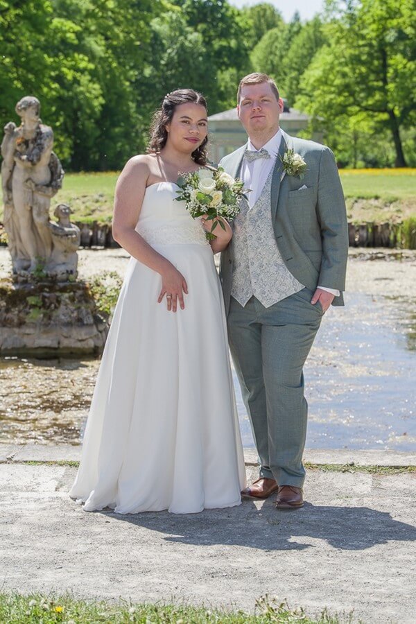 Bräutigam in Übergröße trägt modernen grünen Anzug mit passender Weste und Fliege – stilvolle Hochzeitsmode bis Größe 7XL bei Biancas Brautmoden