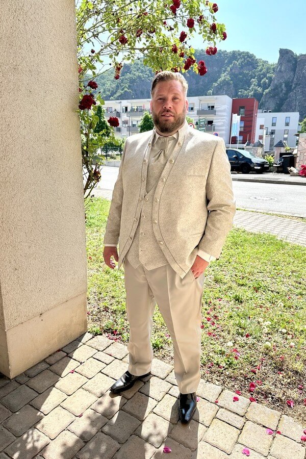 Herrenmode in Übergröße bei Biancas Brautmoden entdecken. Bräutigam in großer Größe trägt eleganten Tziacco-Gehrock mit Stehkragen.
