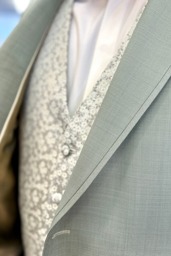 Detailaufnahme eines grünen Anzuges mit Weste