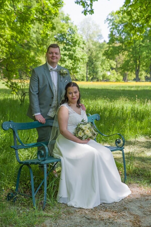 Bräutigam in Übergröße trägt modernen grünen Anzug mit passender Weste und Fliege – stilvolle Hochzeitsmode bis Größe 7XL bei Biancas Brautmoden