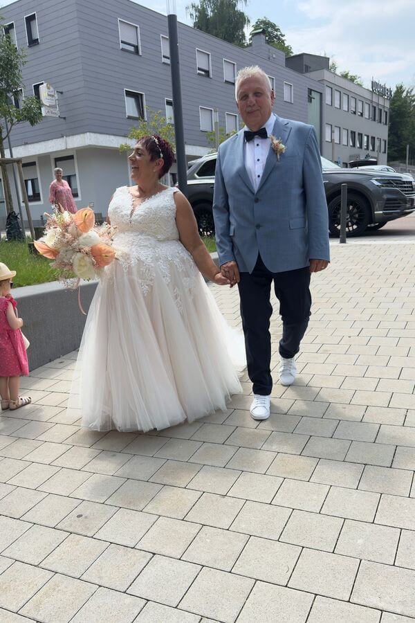 Kleine Braut mit großer Konfektionsgröße trägt ein perfekt angepasstes Brautkleid von Tres Chic – Plus-Size Hochzeitsmode bei Biancas Brautmoden