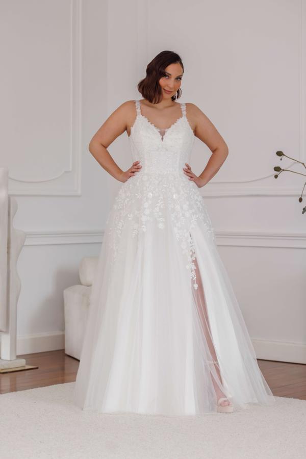 Plus Size Brautkleid 2026 mit Spitzen-Corsage, breiten Trägern und A-Linie mit Beinschlitz von Bianca’s Brautmoden