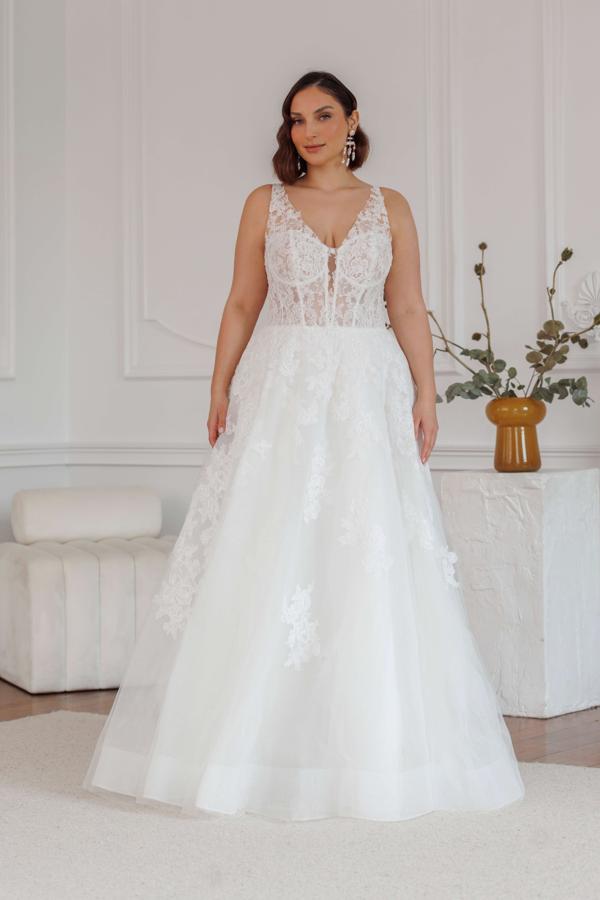 Brautkleid 2026 in großen Größen mit Spitzen-Corsage, V-Ausschnitt und ausgestellter A-Linie von Bianca’s Brautmoden