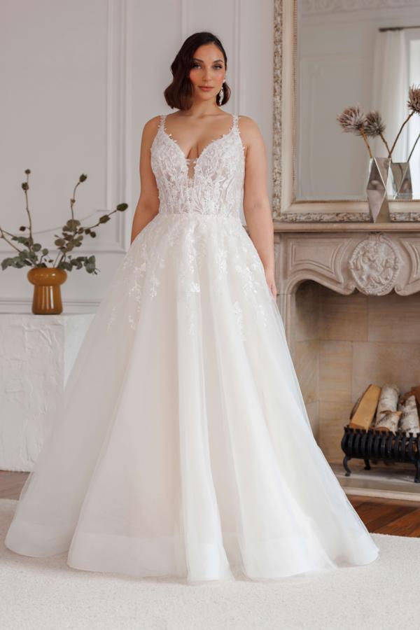 Plus Size Brautkleid 2026 mit transparenter Spitzen-Corsage, V-Ausschnitt und weitem A-Linien-Rock von Bianca’s Brautmoden