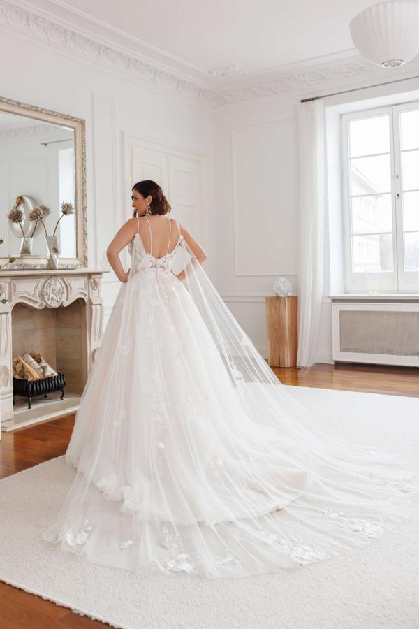 Brautkleid 2026 mit Spaghettiträgern, transparenter Rückenpartie und langer bestickter Schleppe von Bianca’s Brautmoden