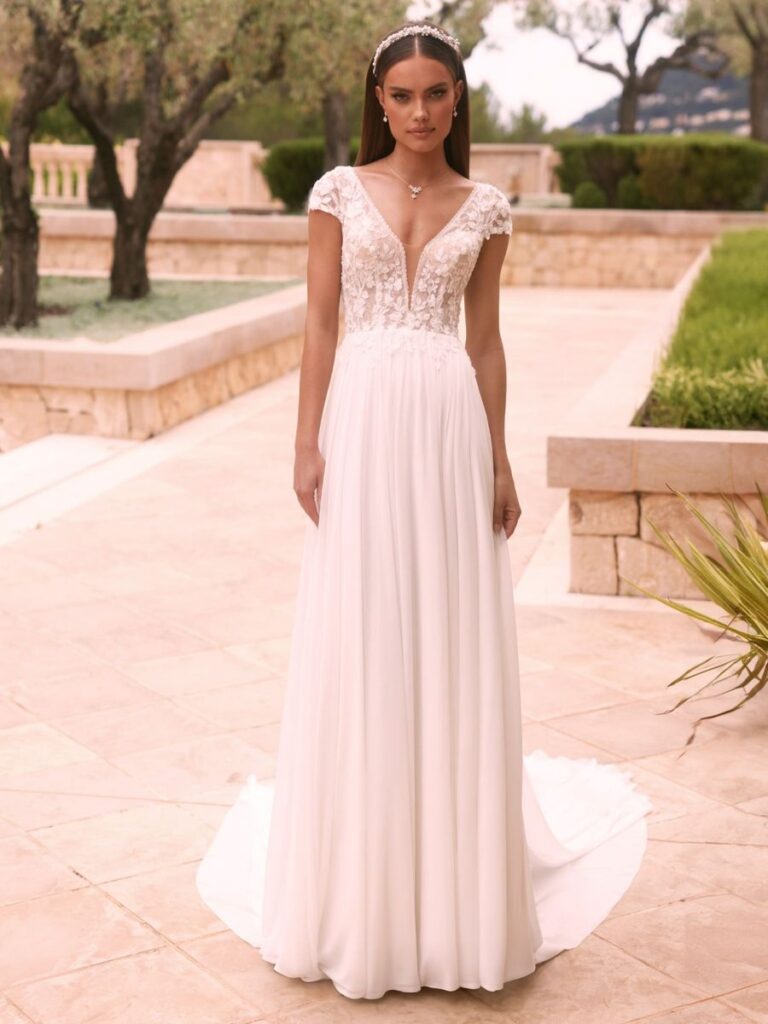 Brautkleid mit tiefem V-Ausschnitt, Spitzenoberteil, fließender Chiffonrock Bianco Evento 2026