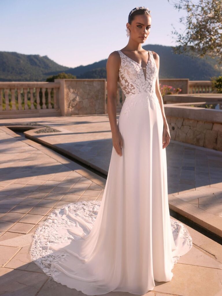 Schmales, elegantes Brautkleid Ione von Biancas Brautmoden mit besonderer Spitzen-Schleppe.