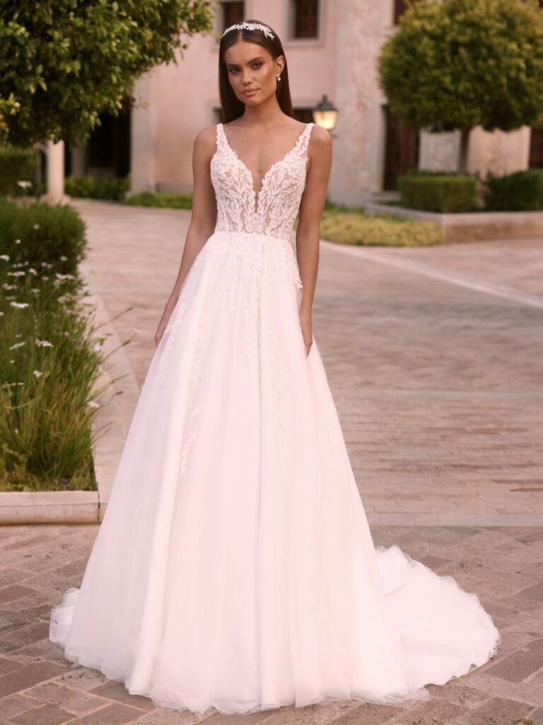 Brautkleid Lerodea von Bianco Evento mit Spitzenoberteil und breiten Trägern – Bianca’s Brautmoden.