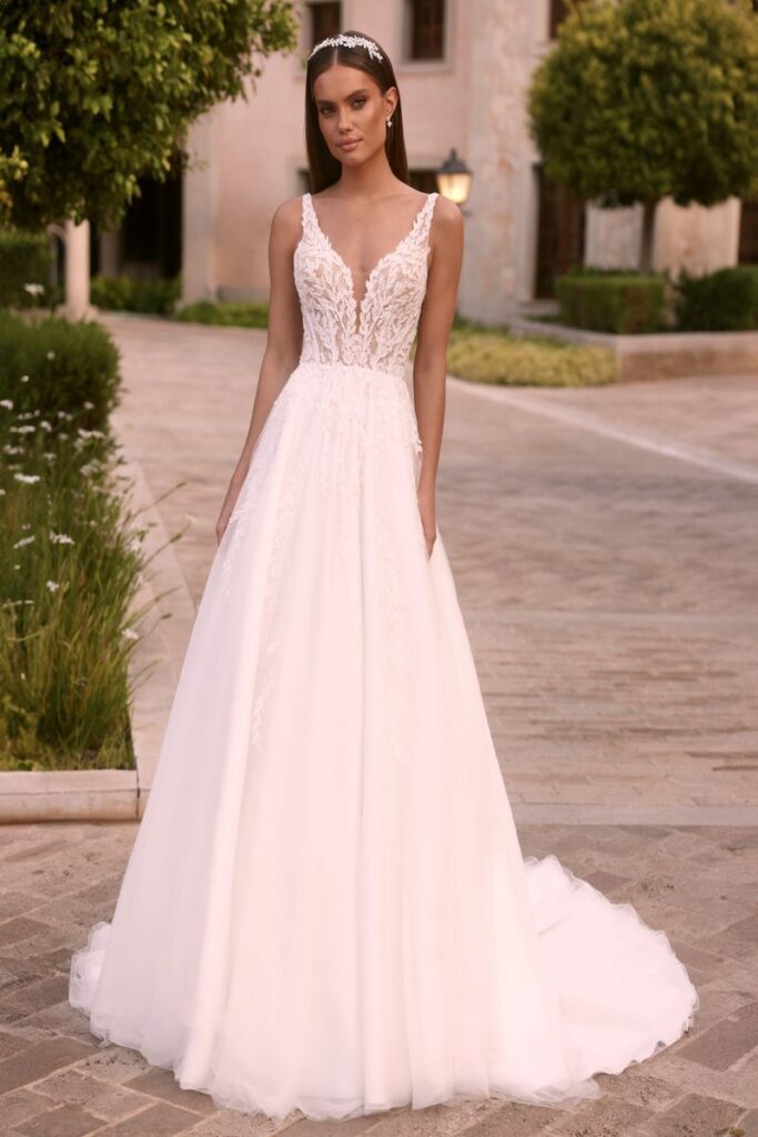 Bianco Evento 2026 Brautkleid mit V-Ausschnitt, Spitzenoberteil und Tüllrock mit Schleppe.