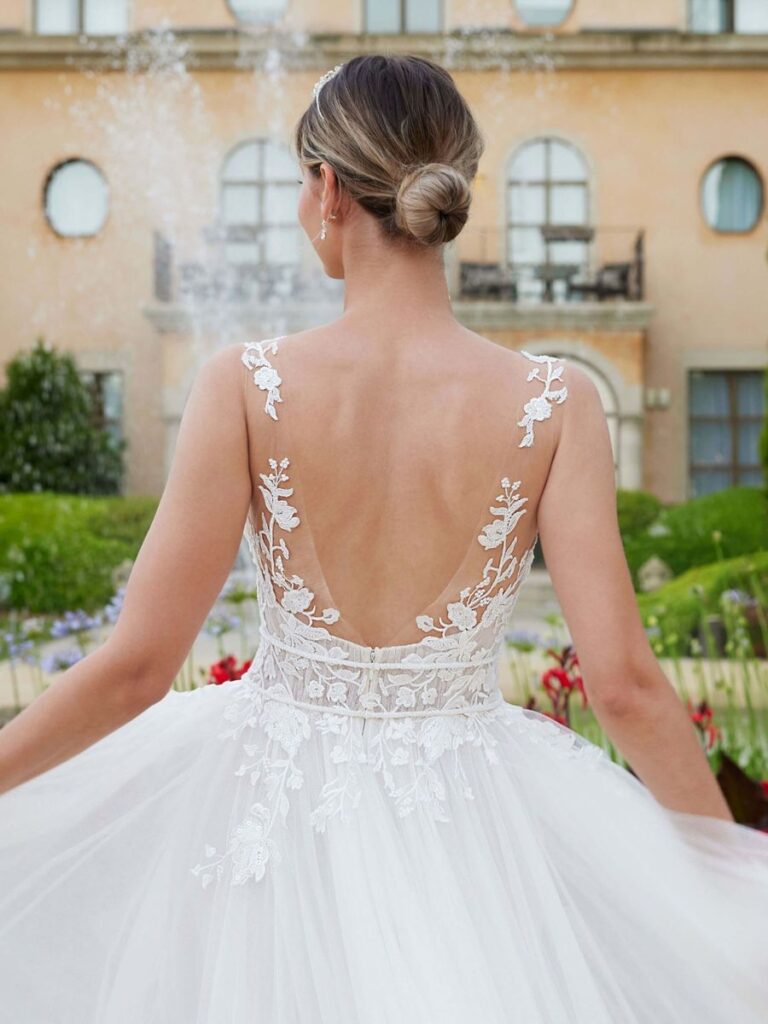 Brautkleid mit transparentem Spitzenrücken und floralen Stickereien – Bianca’s Brautmoden.
