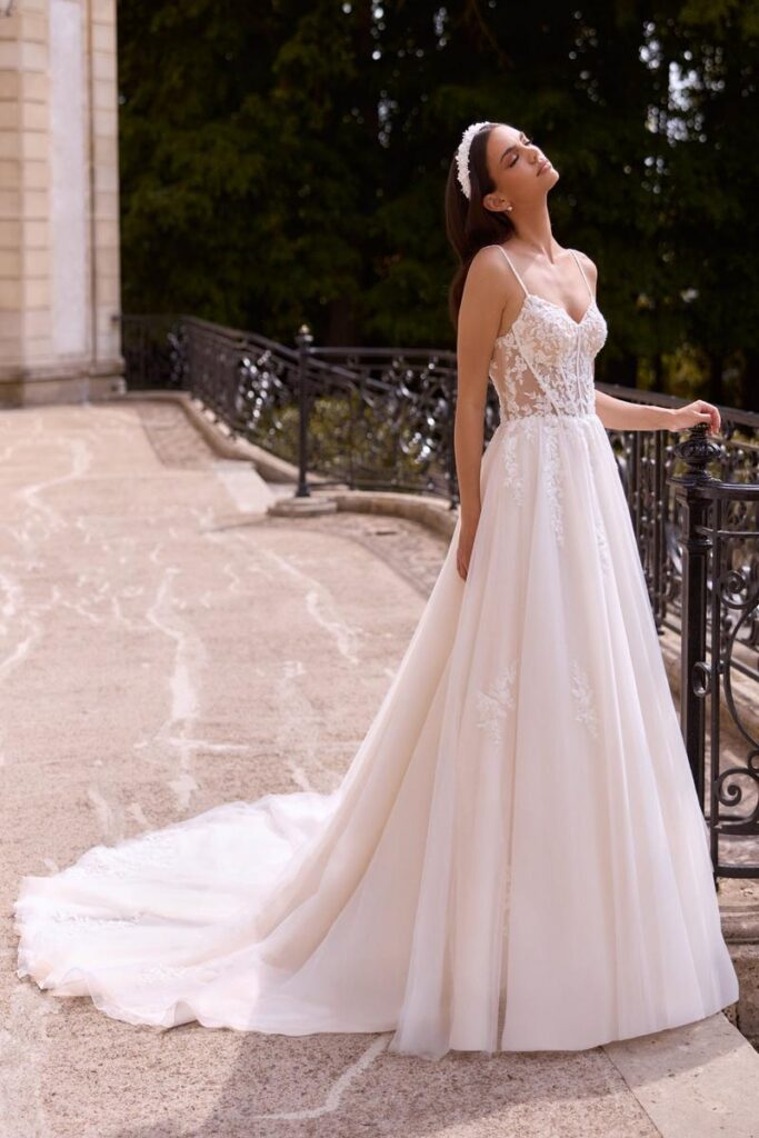 Bianco Evento 2026 Brautkleid mit Spitzen-Corsage, Spaghettiträgern und Tüllschleppe – romantisches Hochzeitskleid.