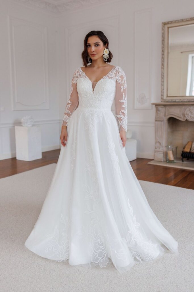 Curvybrautkleid mit langen Spitzenärmeln von Jarice bei Biancas Brautmoden