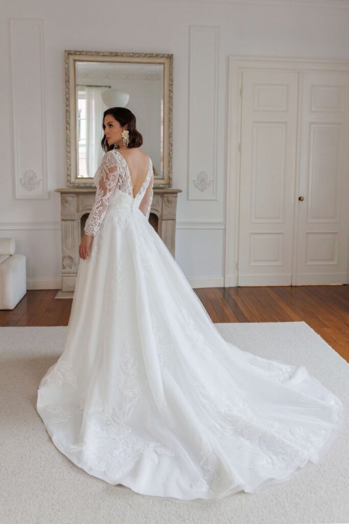 Brautkleid mit langen Ärmeln aus Spitze in großer Größe bei Biancas Brautmoden