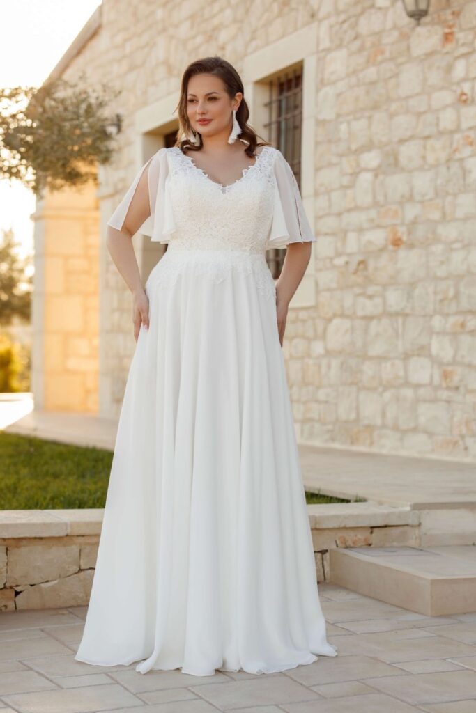 Brautkleid in großen Größen 2026 mit Spitzen-Corsage, Chiffon-Ärmeln und fließender A-Linie – ideal fürs Standesamt