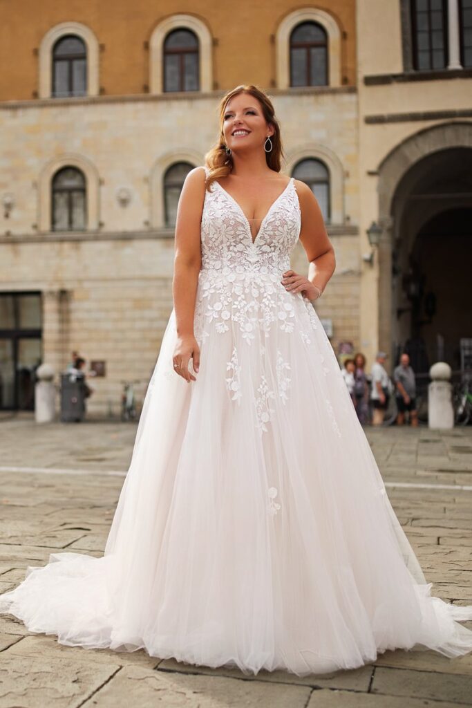 Plus Size Brautkleid 2026 in A-Linie mit tiefem V-Ausschnitt und floraler Spitzen-Corsage von Bianca’s Brautmoden
