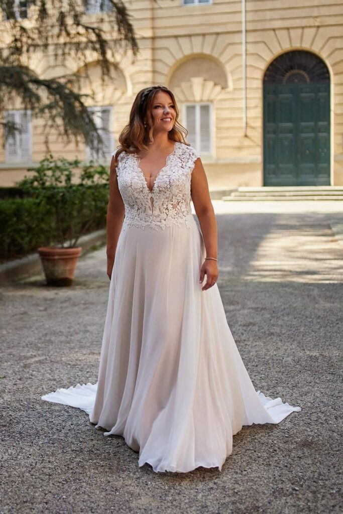 Standesamtkleid 2026 in großen Größen mit Spitzen-Corsage, V-Ausschnitt und fließendem Chiffonrock von Bianca’s Brautmoden
