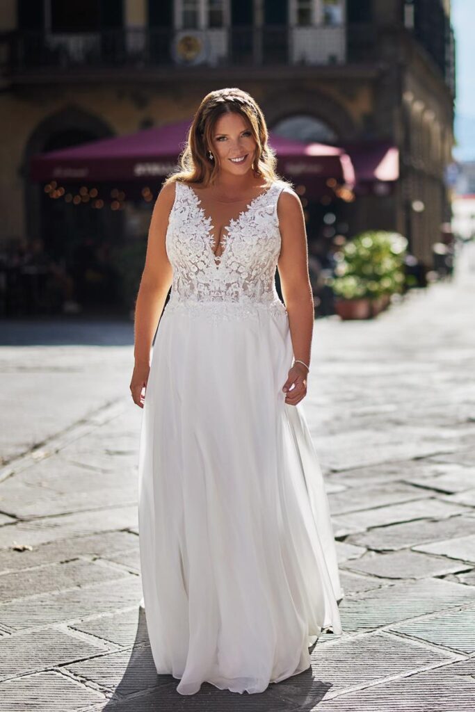 Standesamtkleid 2026 für Bräute mit weiblichen Kurven, mit Spitzen-Corsage, V-Ausschnitt und fließendem Rock von Bianca’s Brautmoden