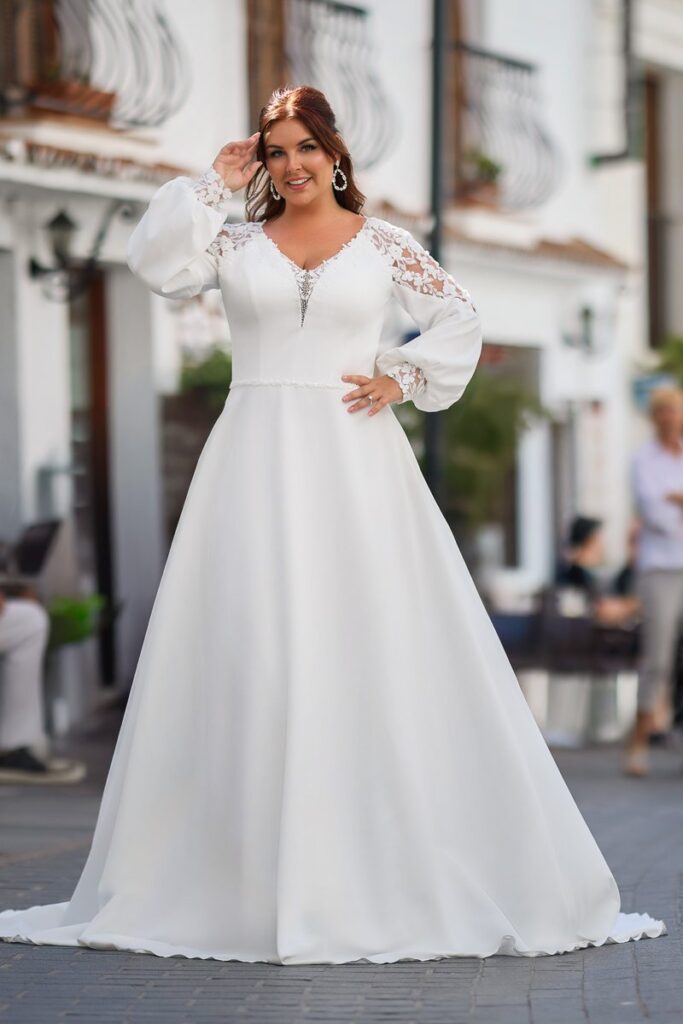 Curvybrautkleid glatt mit langen Ärmeln und Spitzeneinsätzen.