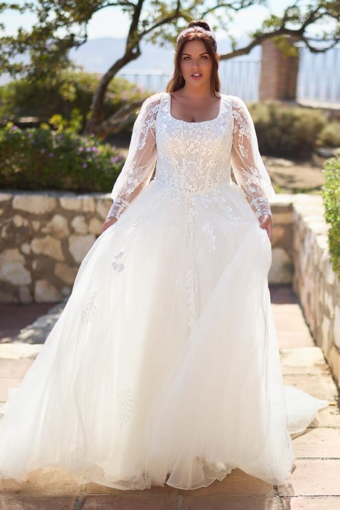 Spitzenbrautkleid in großer Größe von Tres Chic ME26306