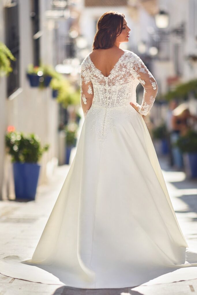 Brautkleid große Größe aus Satin von Hinten mit tollem Rücken aus Spitze.