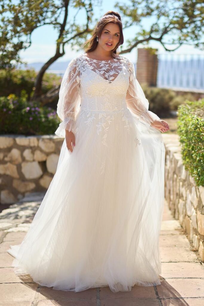 Curvybrautkleid mit langen Armen von Miss Emily ME26310