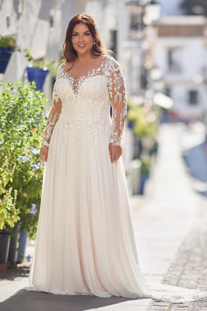 Schlichtes Curvybrautkleid mit langen Ärmeln von Tres Chic 2026.