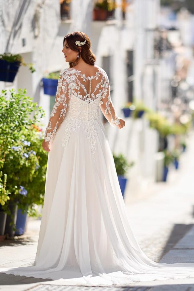 Standesamtliches Brautkleid in großer Größe von hinten mit schönem Rücken.