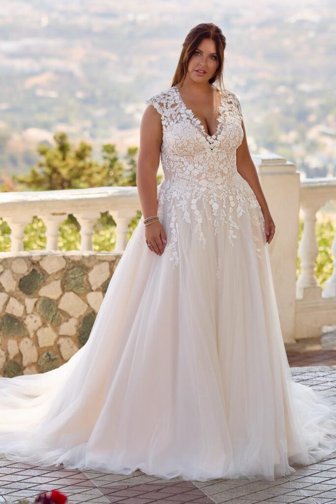 Curvybrautkleid von Tres Chic 2026 aus Tüll und viel Spitze mit breiten Trägern