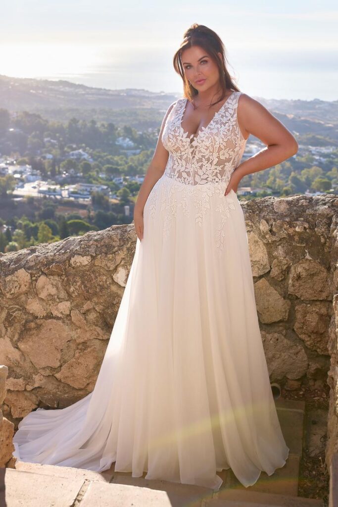 Curvy Brautkleid 2026 mit V-Ausschnitt, transparenter Spitzen-Corsage und fließendem Chiffonrock von Bianca’s Brautmoden